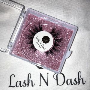 3D lashes comes with bag tweezers and lash brush